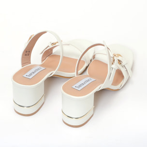 Sandali in simil pelle con fasce sottili e tacco comodo