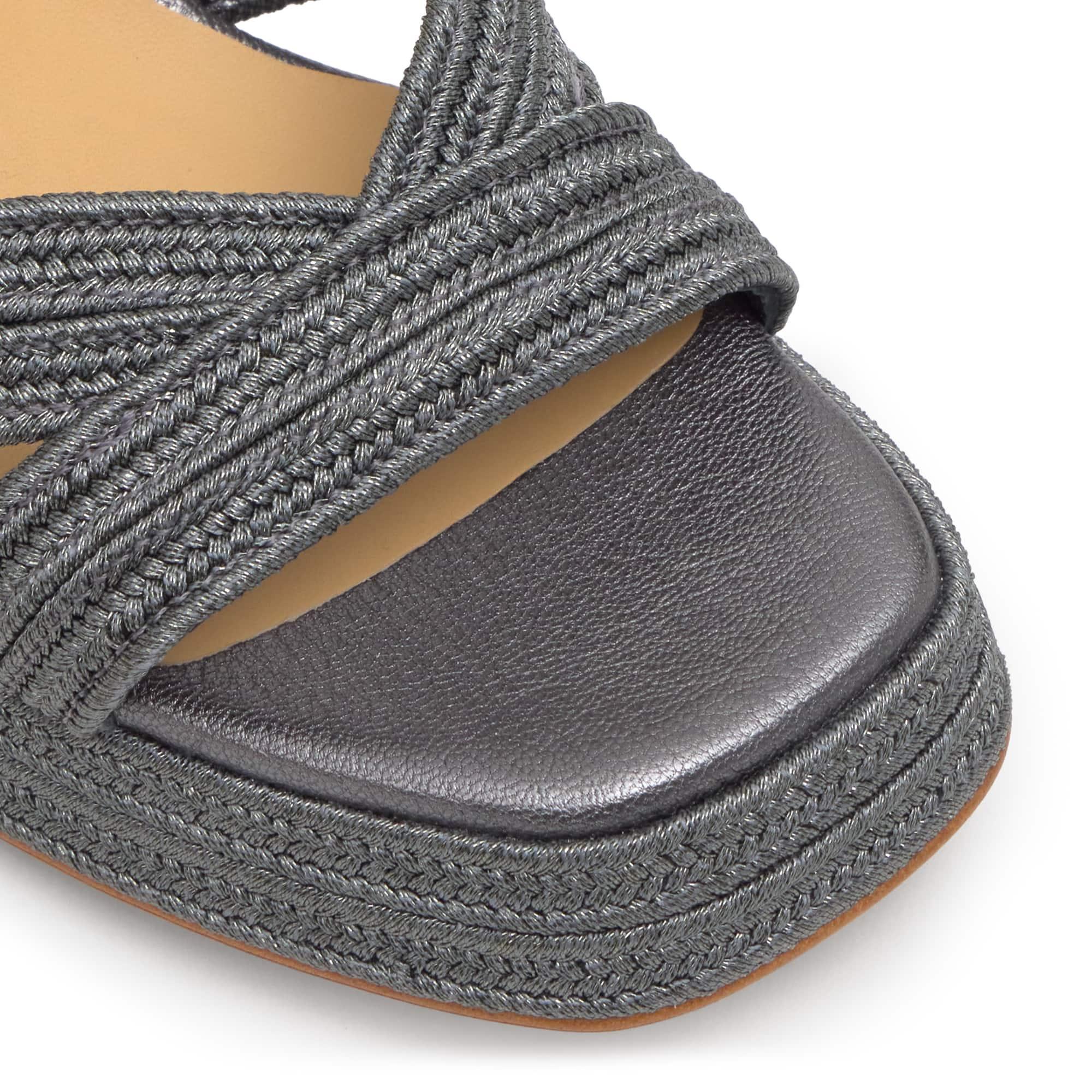 Sandalia Vallita tacón forrado en trenzado metalizado artesanal con pulsera y escote en V