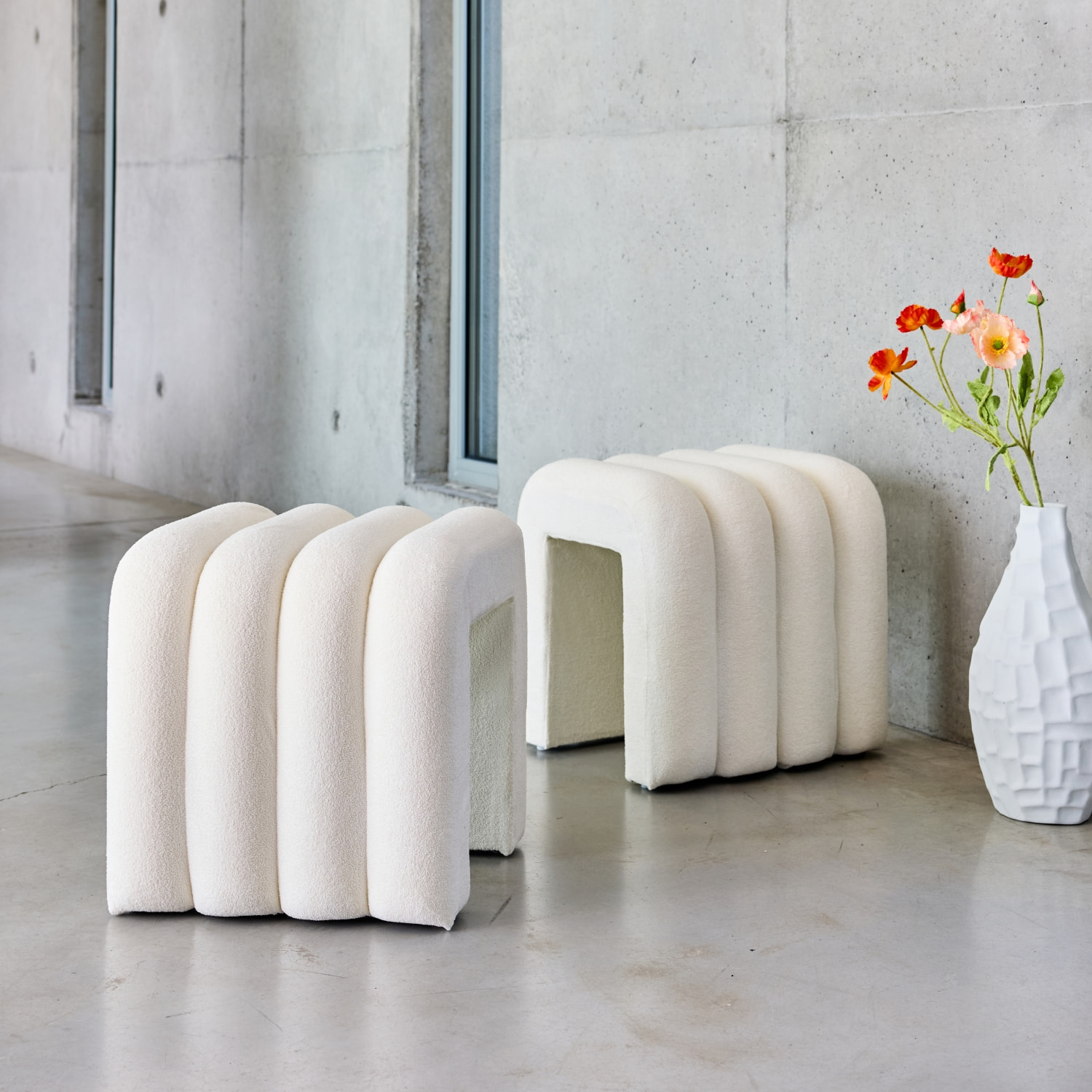 Set de 2 poufs contemporains en tissu blanc