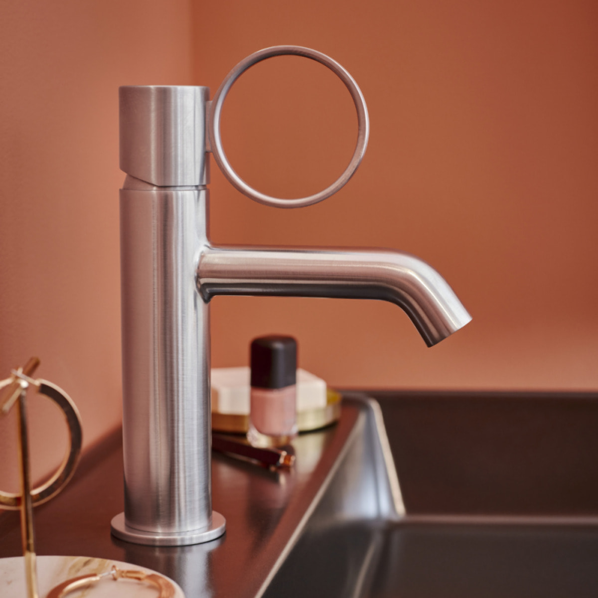 Mitigeur lavabo bas Vivienne chromé brossé avec bague chromée brossée
