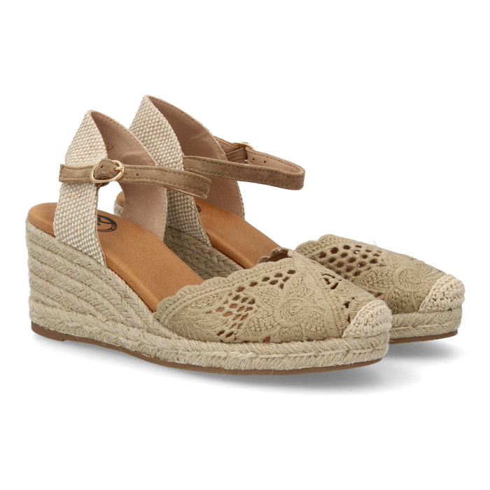 Alpargata valenciana cuña con adornos calados para mujer