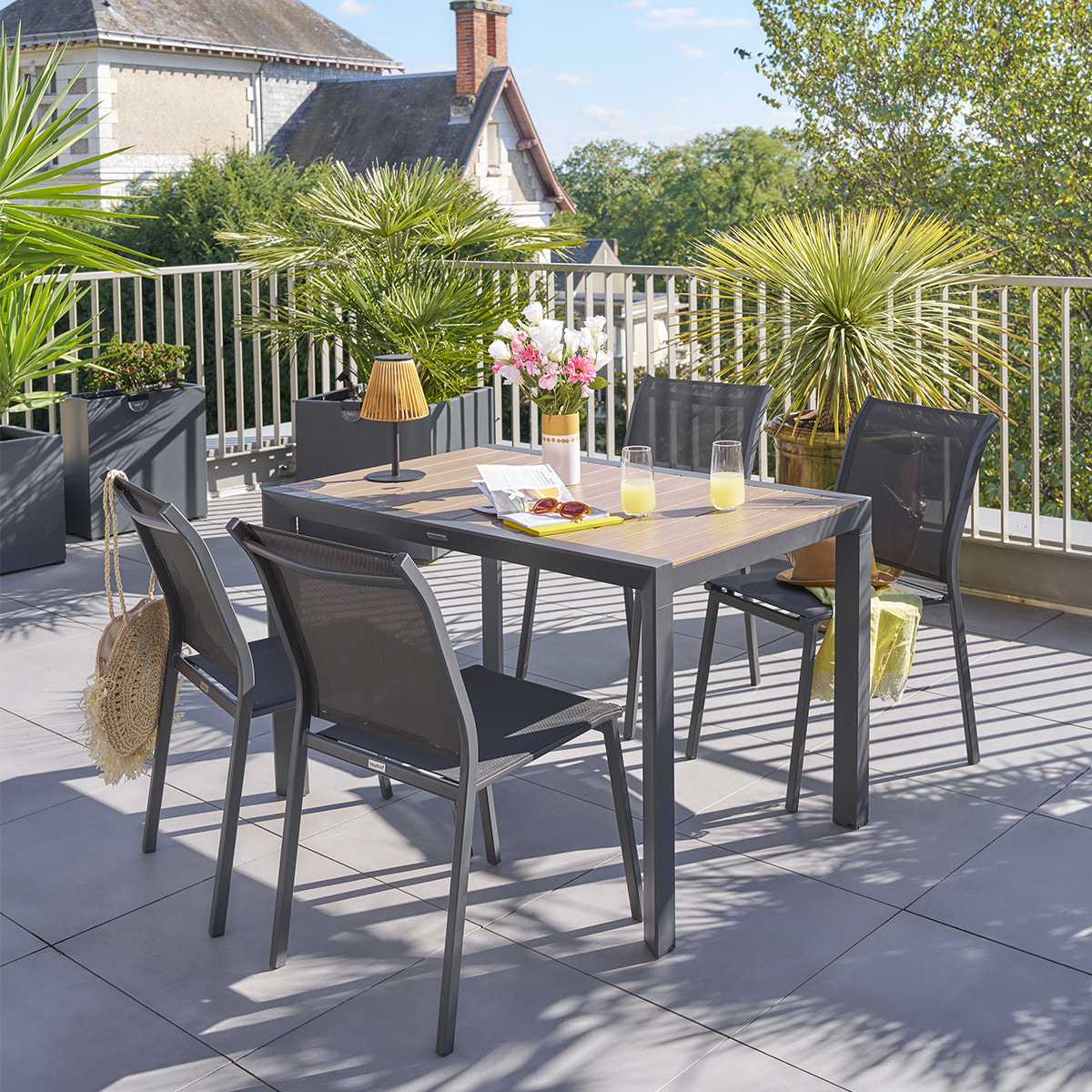 Table de jardin "Évasion" effet bois honey & graphite 4 places lates en aluminium