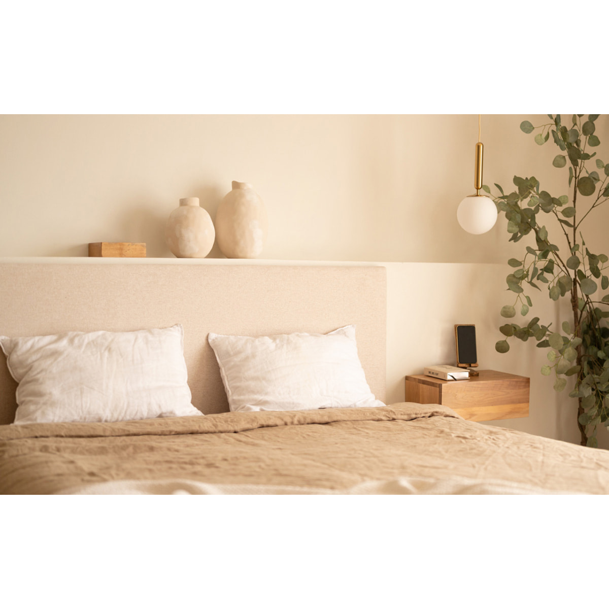 Pack tête de lit rembourrée beige et 2 tables de chevet flottantes en bois massif ton chêne foncé en différentes tailles