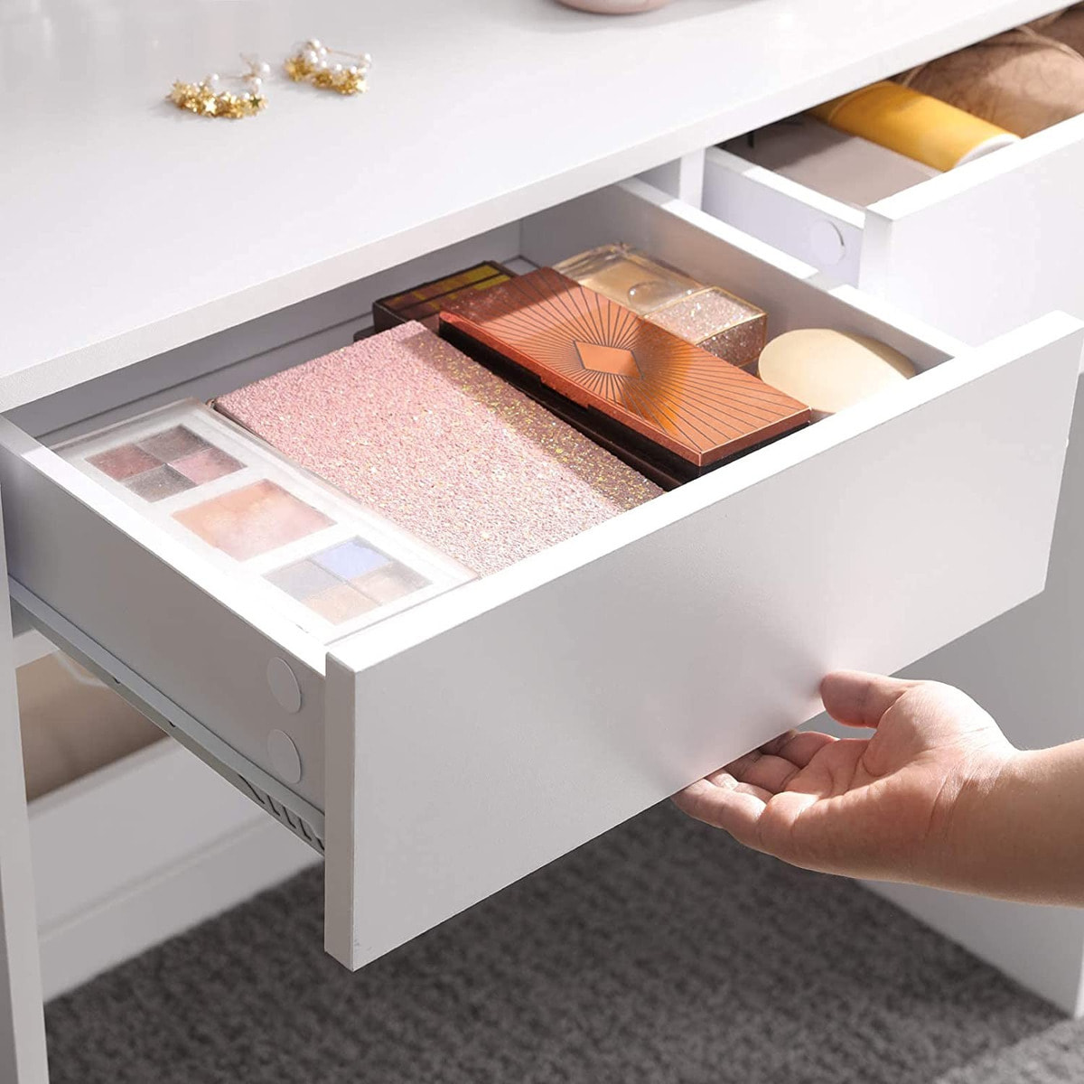 Tavolo da trucco bianco in stile scandinavo con specchio