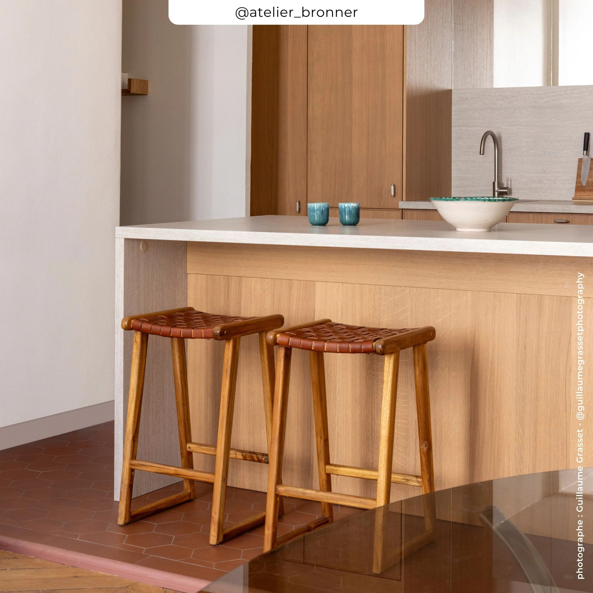 Tabouret pour îlot central 67 cm en teck et cuir tressé marron - Yuma