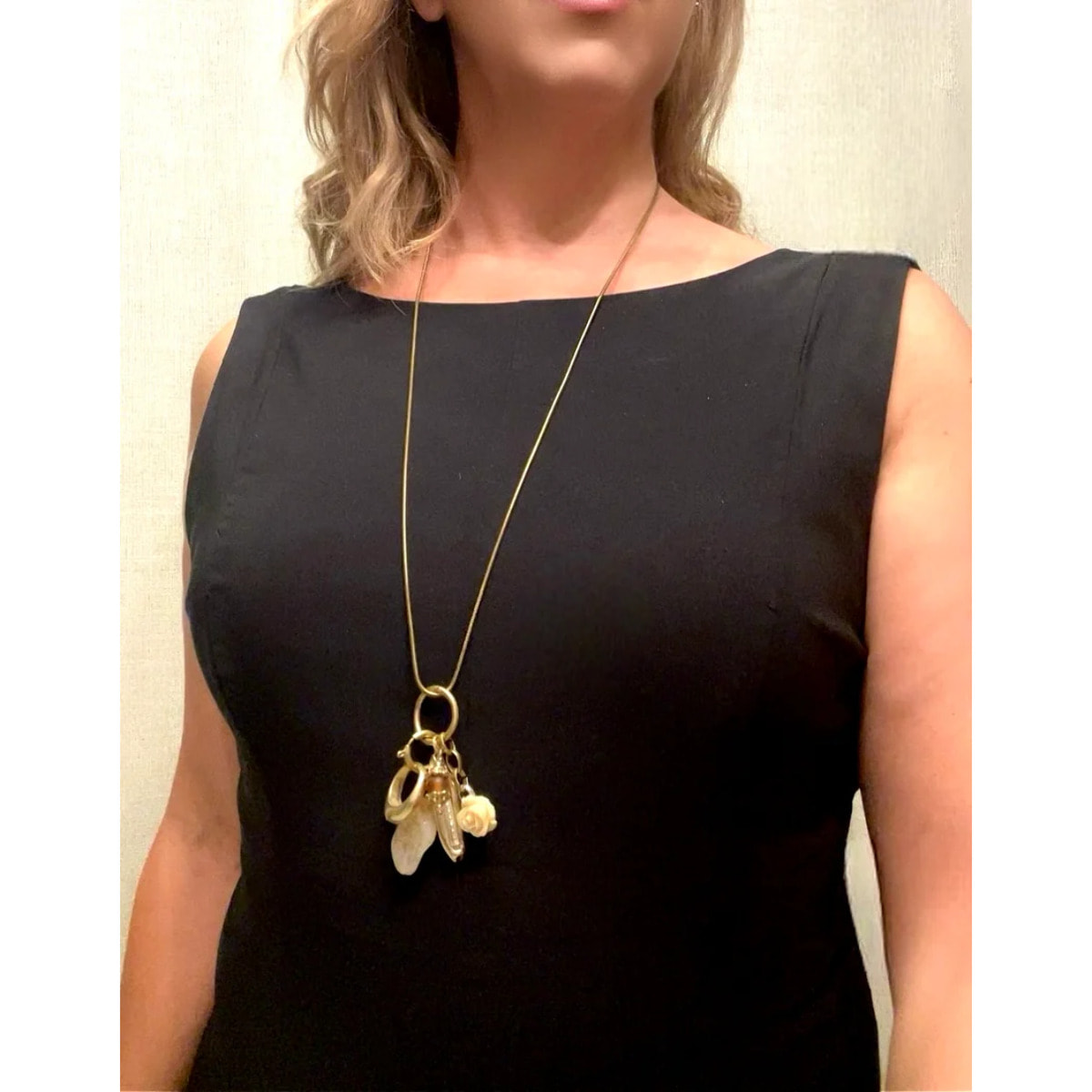 Collar largo Drift dorado chapado latón con anillo y otros charms