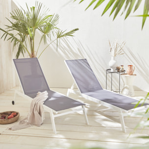 Lot de 2 bains de soleil ELSA en aluminium blanc et textilène gris. transats multi positions avec roulettes