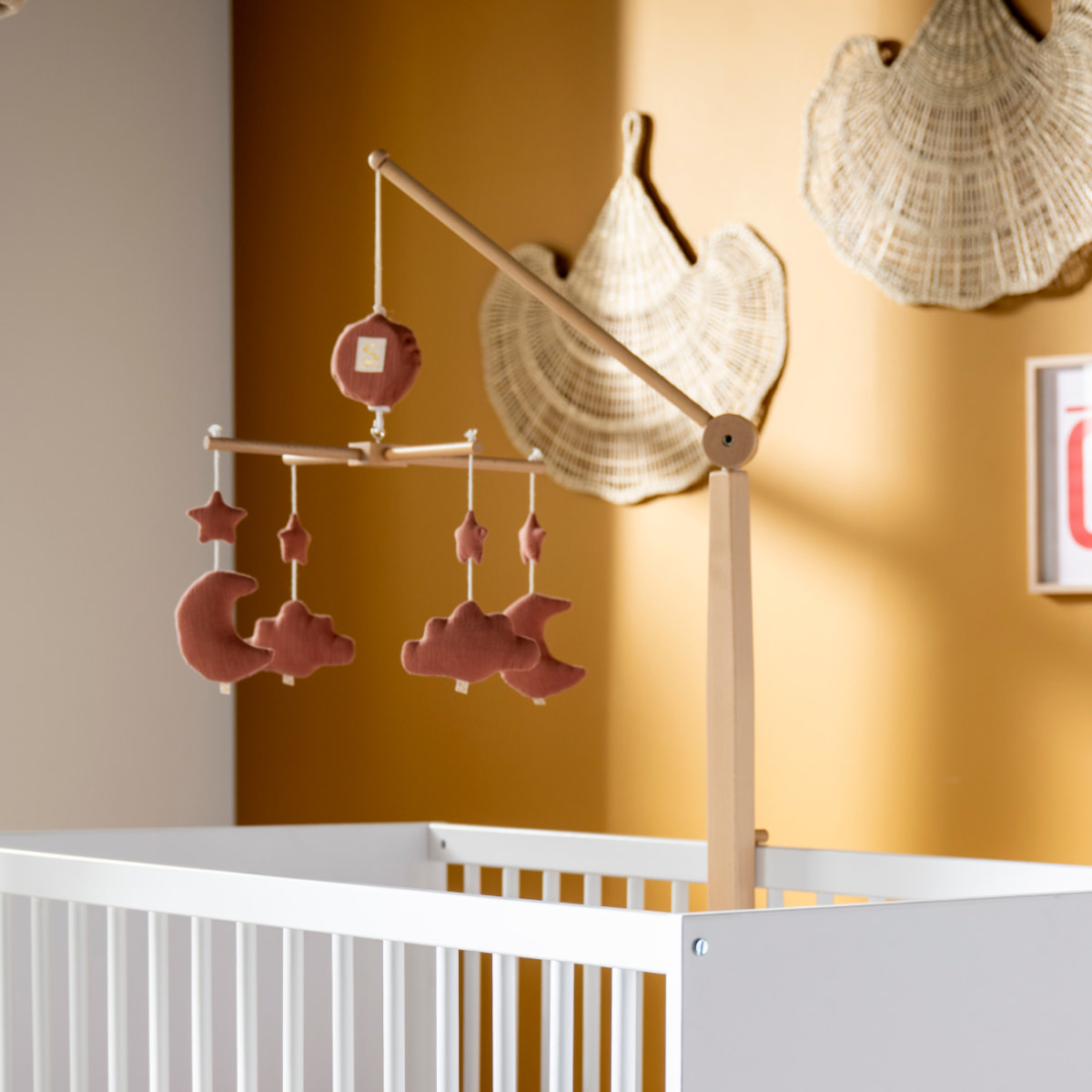 Mobile musical bébé en bois avec 4 jouets