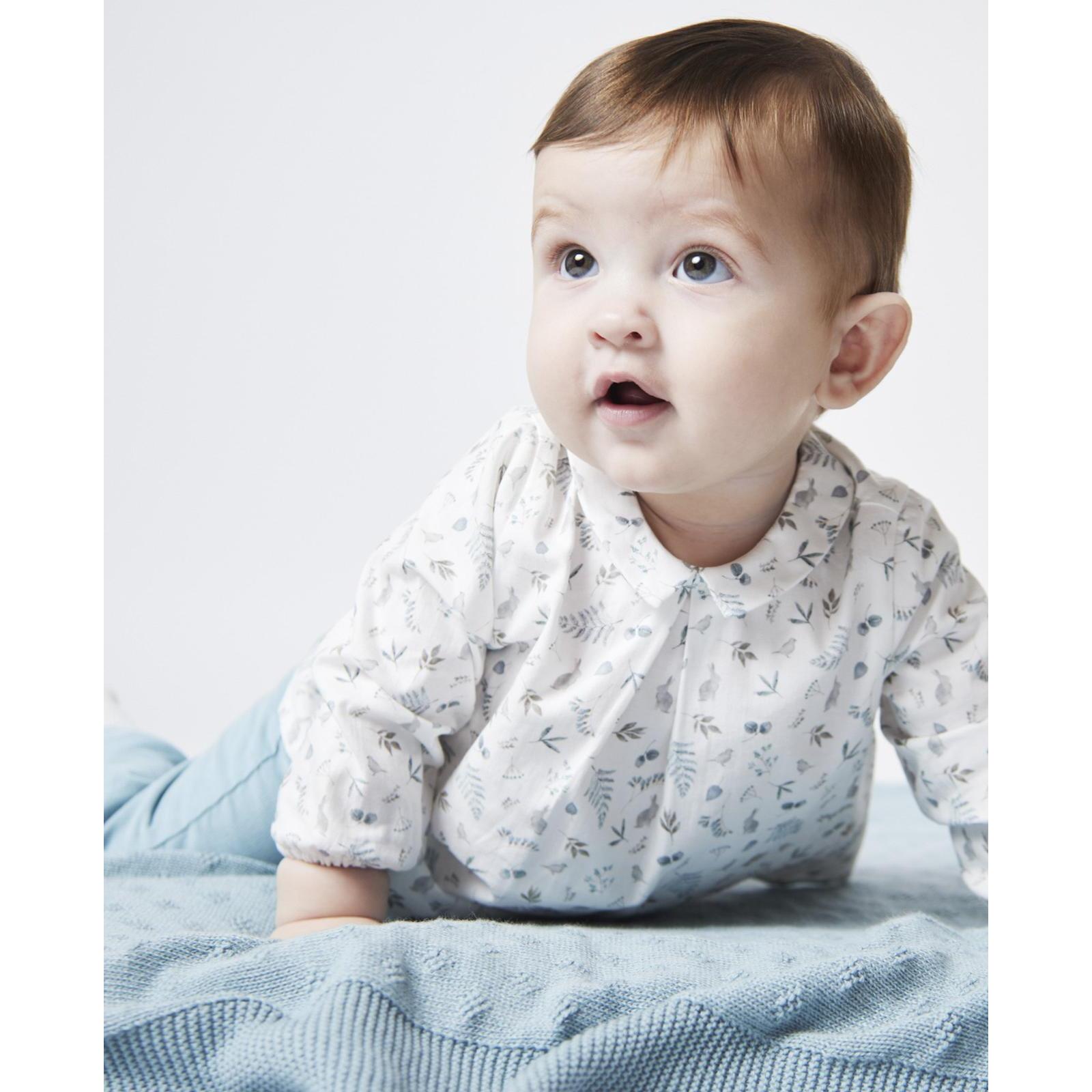 Camisa con cuello pico estampado conejito y pajarito azul y blanca