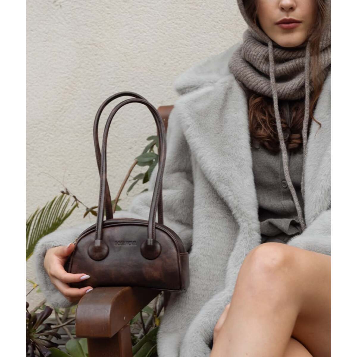 Bolso de hombro marrón con cremallera