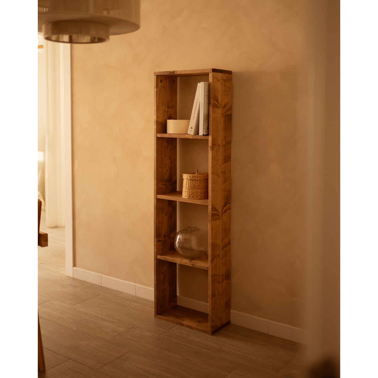 Estanteria de madera maciza en tono roble oscuro con 3 estantes Alto: 146 Largo: 40 Ancho: 20