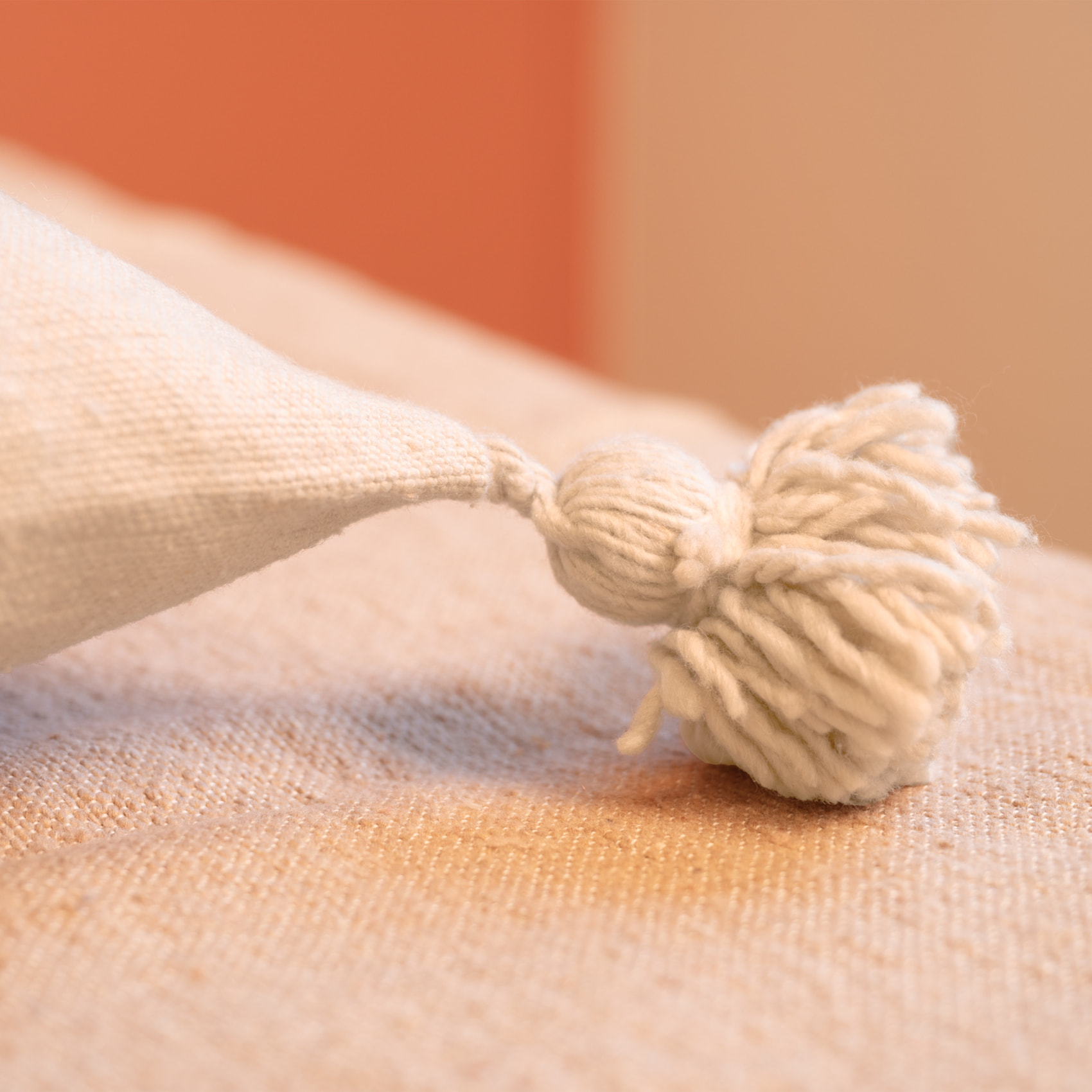 Housse de coussin en laine à pompons - Crème