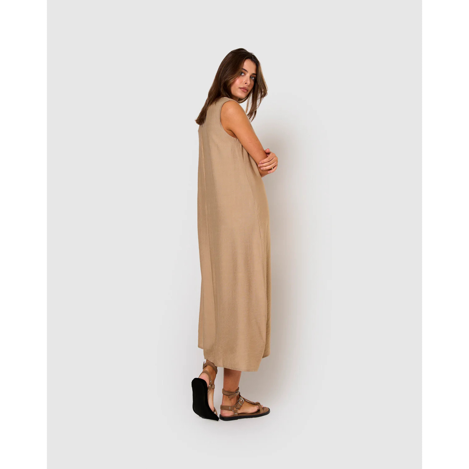 Vestido largo sin mangas fluido camel