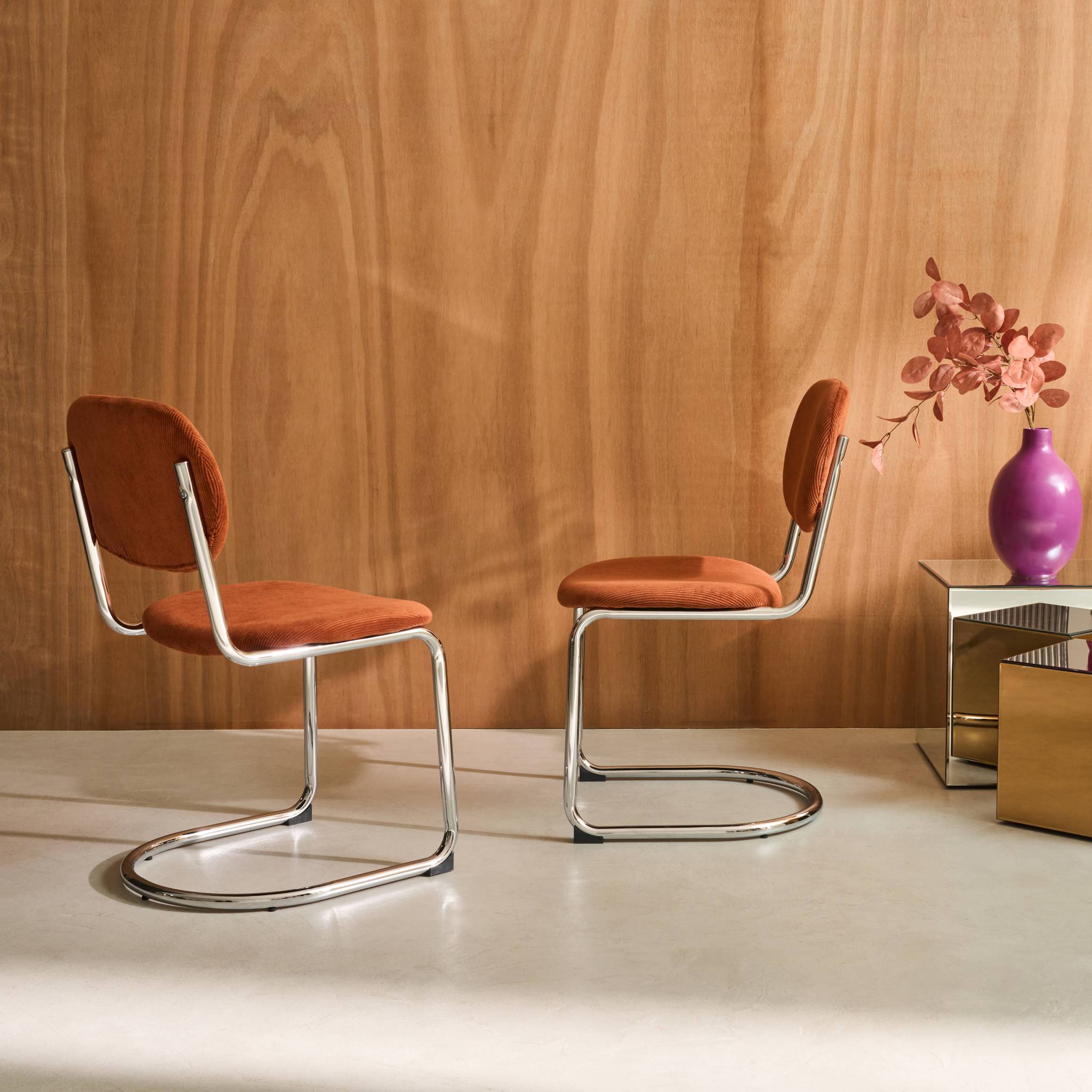 Lot de 2 chaises cantilever arrondie métal. velours côtelé camel et pieds chromés - L 47 x P 54.5 x H 81cm - Maloa