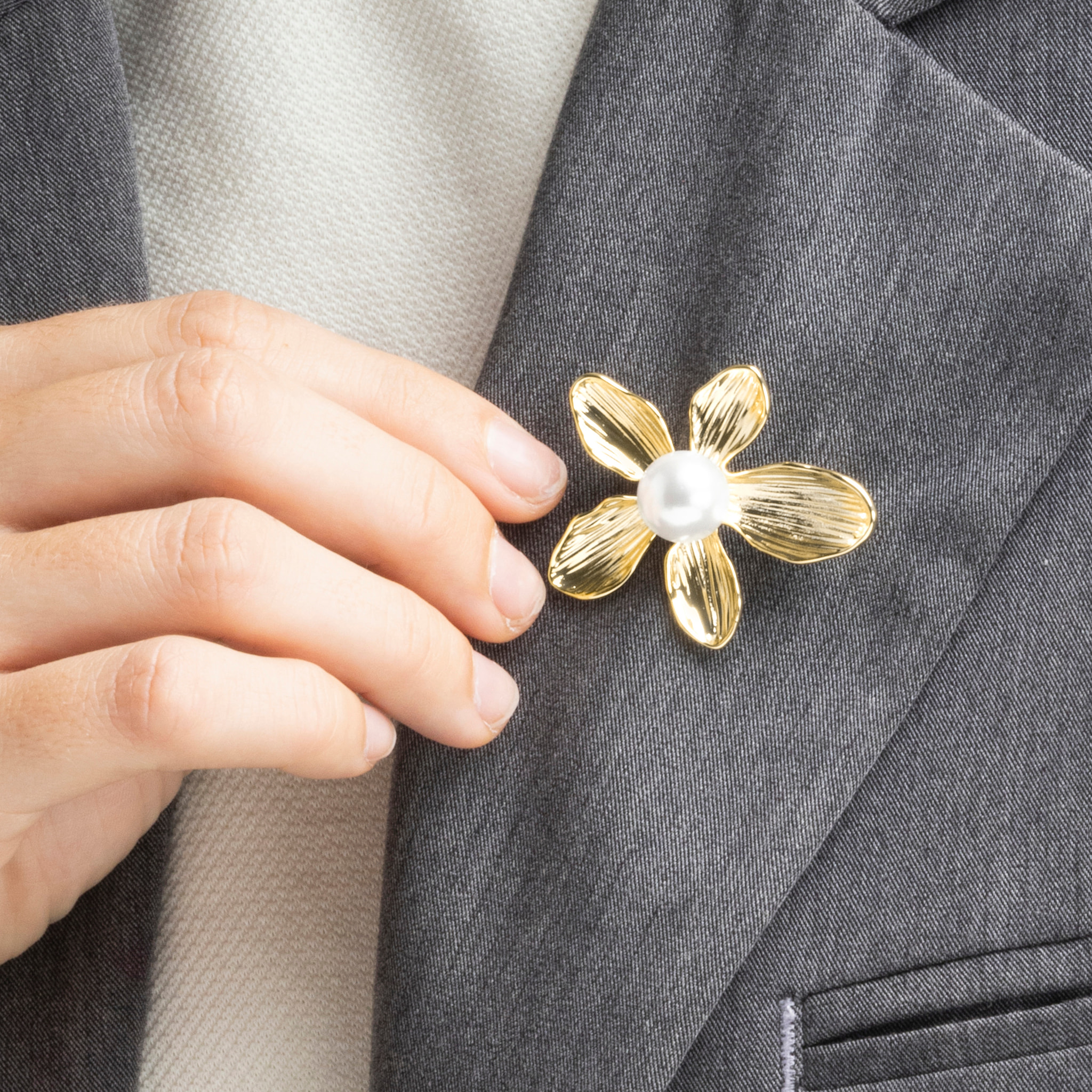 Broche con Perla Blanca acabado oro 18k