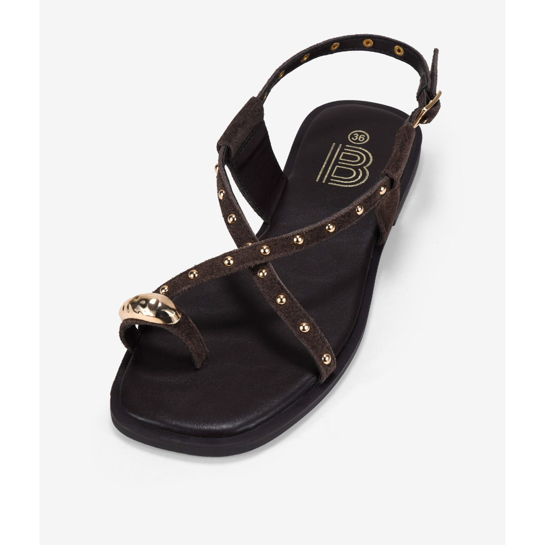 Sandalias planas marrones de piel con tachas y metal de dedo
