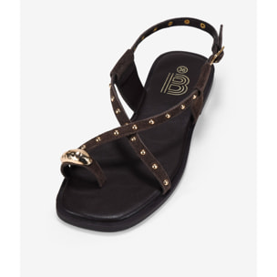 Sandalias planas marrones de piel con tachas y metal de dedo