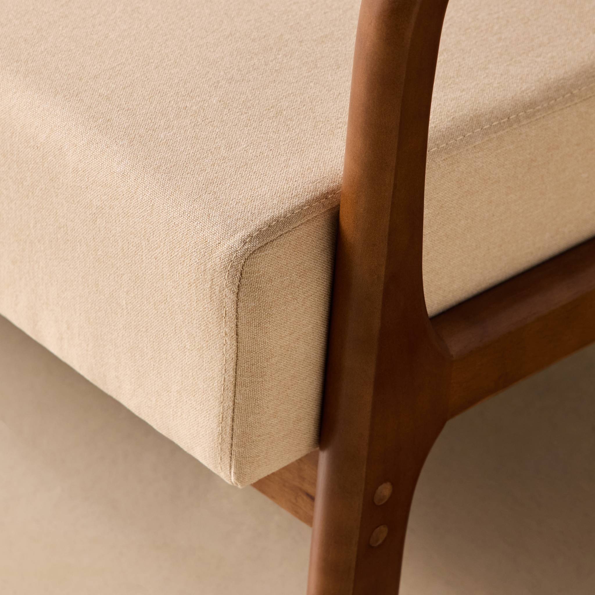 Banquette scandinave 2 places bois d'hévéa teinté noyer clair et tissu LORENS