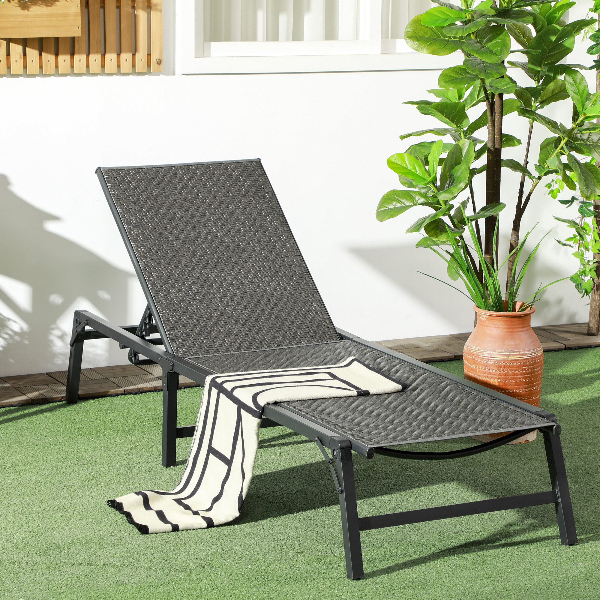 Outsunny Tumbona de Ratán Sintético Plegable Tumbona para Jardín con Respaldo Ajustable en 5 Niveles y Marco de Acero Carga 150 kg para Patio Terraza Gris