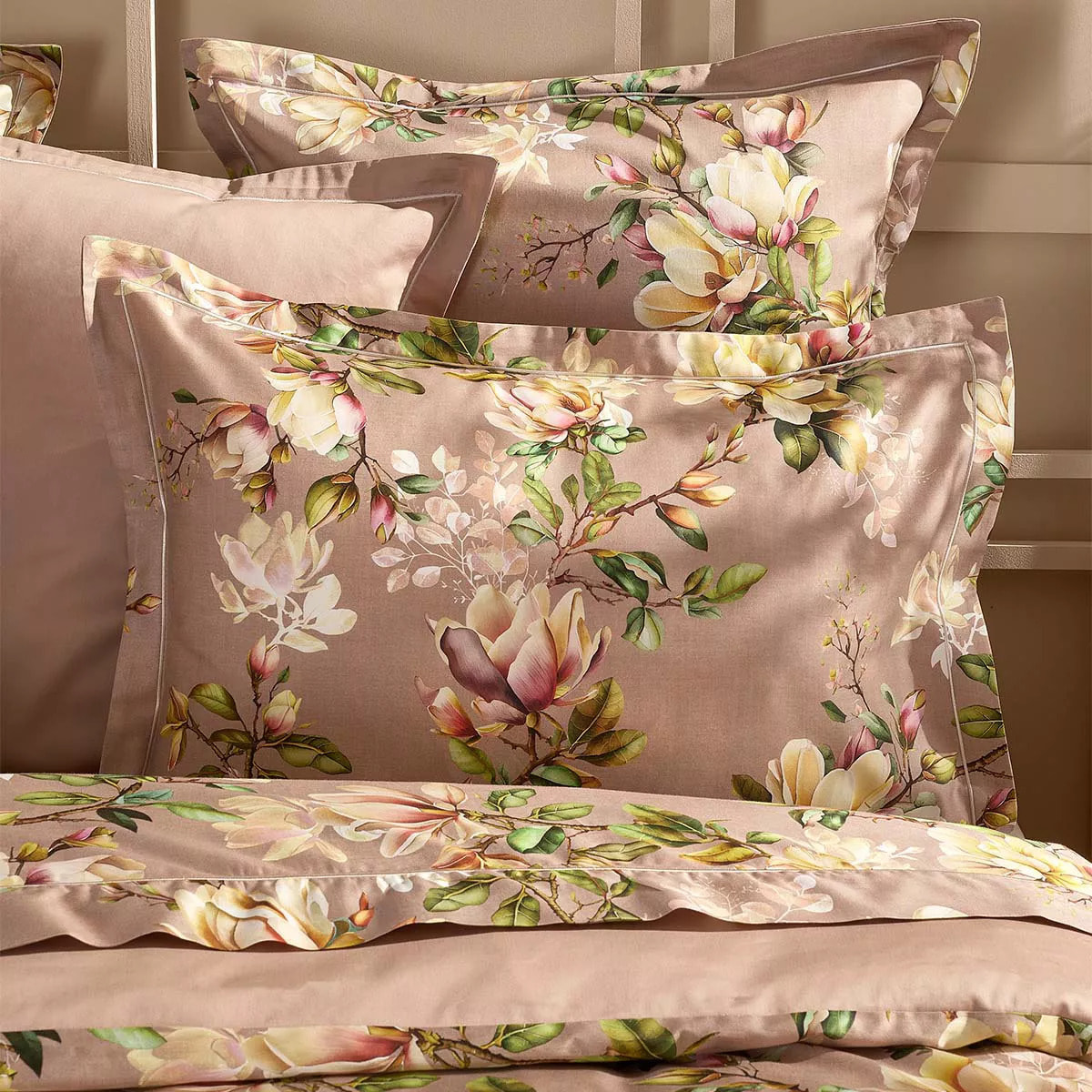 Drap plat satin de coton imprimé rose Magnolias rose fume
