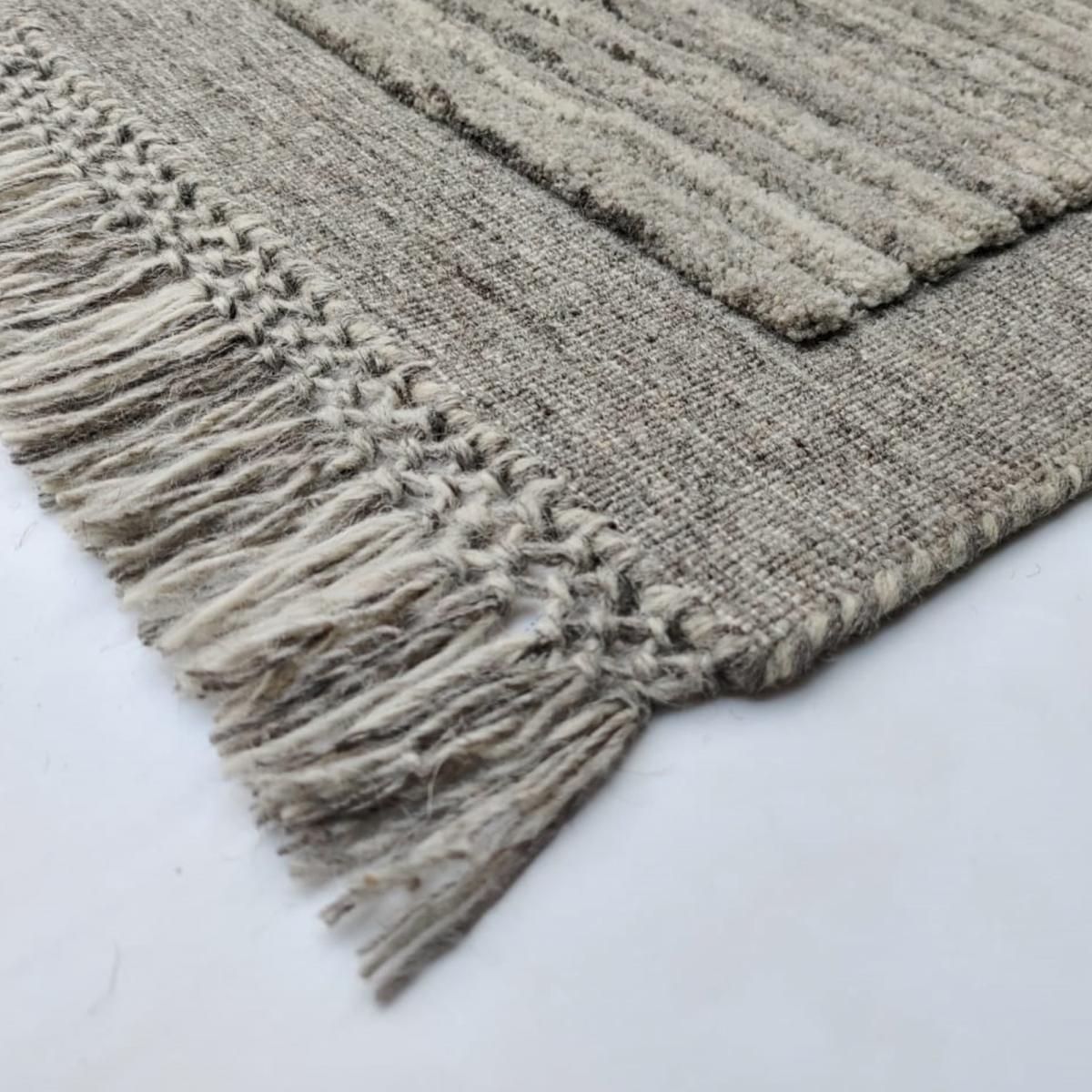 Tapis entièrement noué à la mains en laine motif Ligne grises