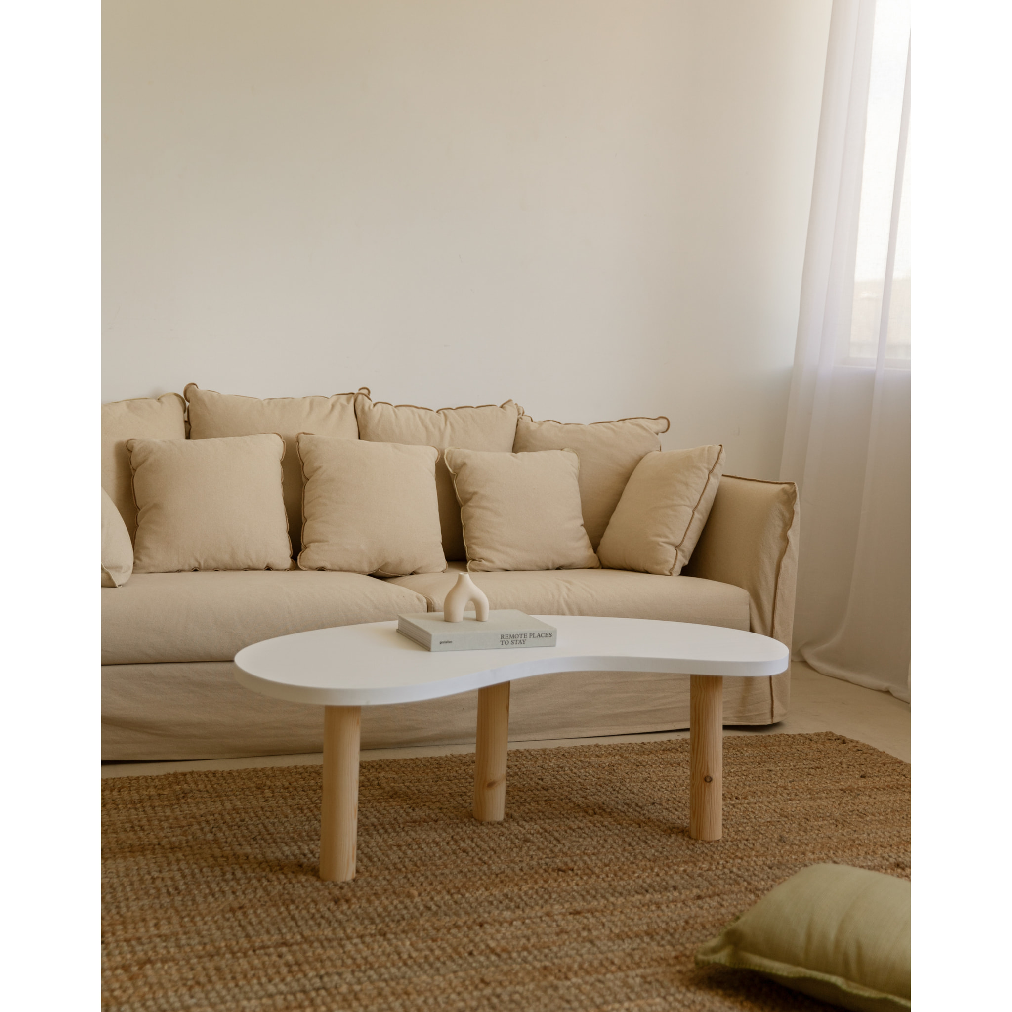 Table basse en bois massif avec plateau en teinte blanche et pieds en teinte naturelle en différentes tailles