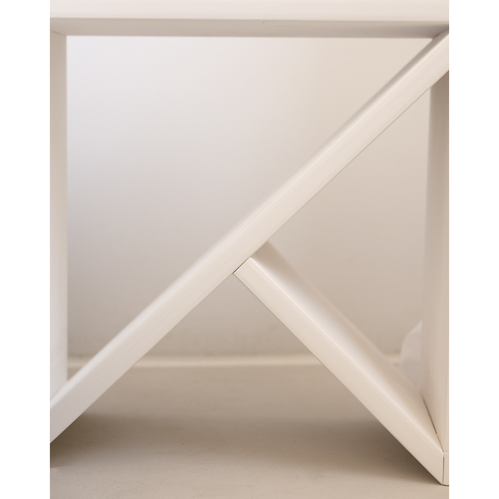 Table de chevet ou table d'appoint en bois massif ton blanc en différentes tailles
