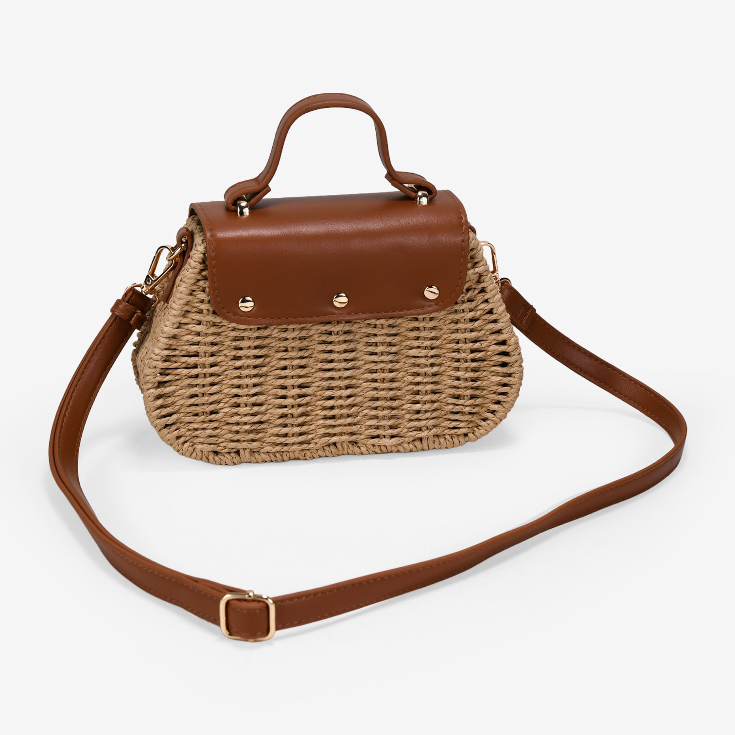Bolso caja marrón claro con solapa y asa de cruzar