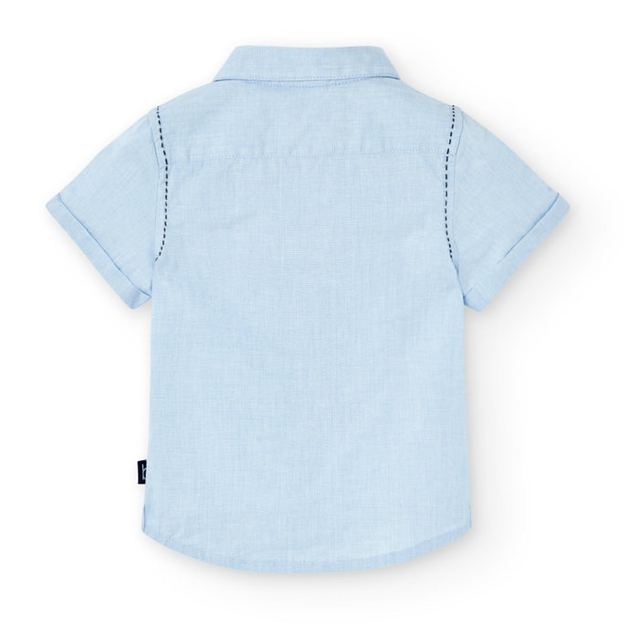 Camisa en azul con mangas cortas y bolsillo decorativo