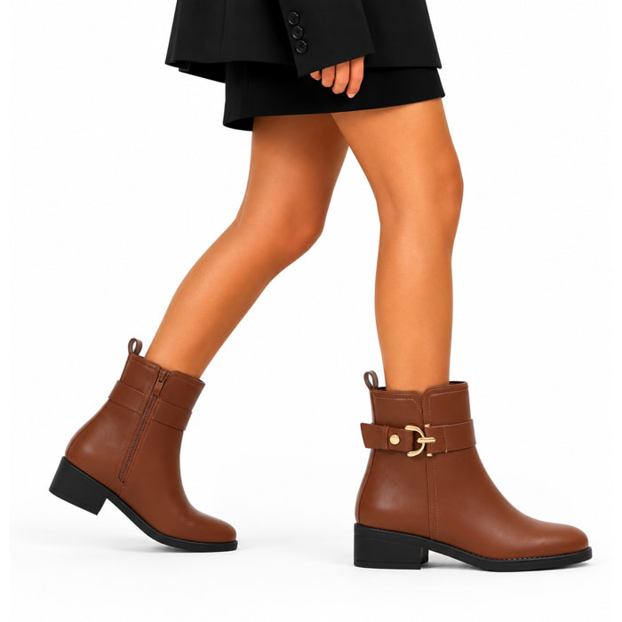 Stivaletto in simil pelle con fibbia dorata