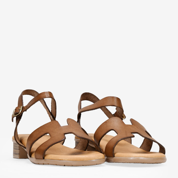 Sandalias de piel marrones con tacón bajo