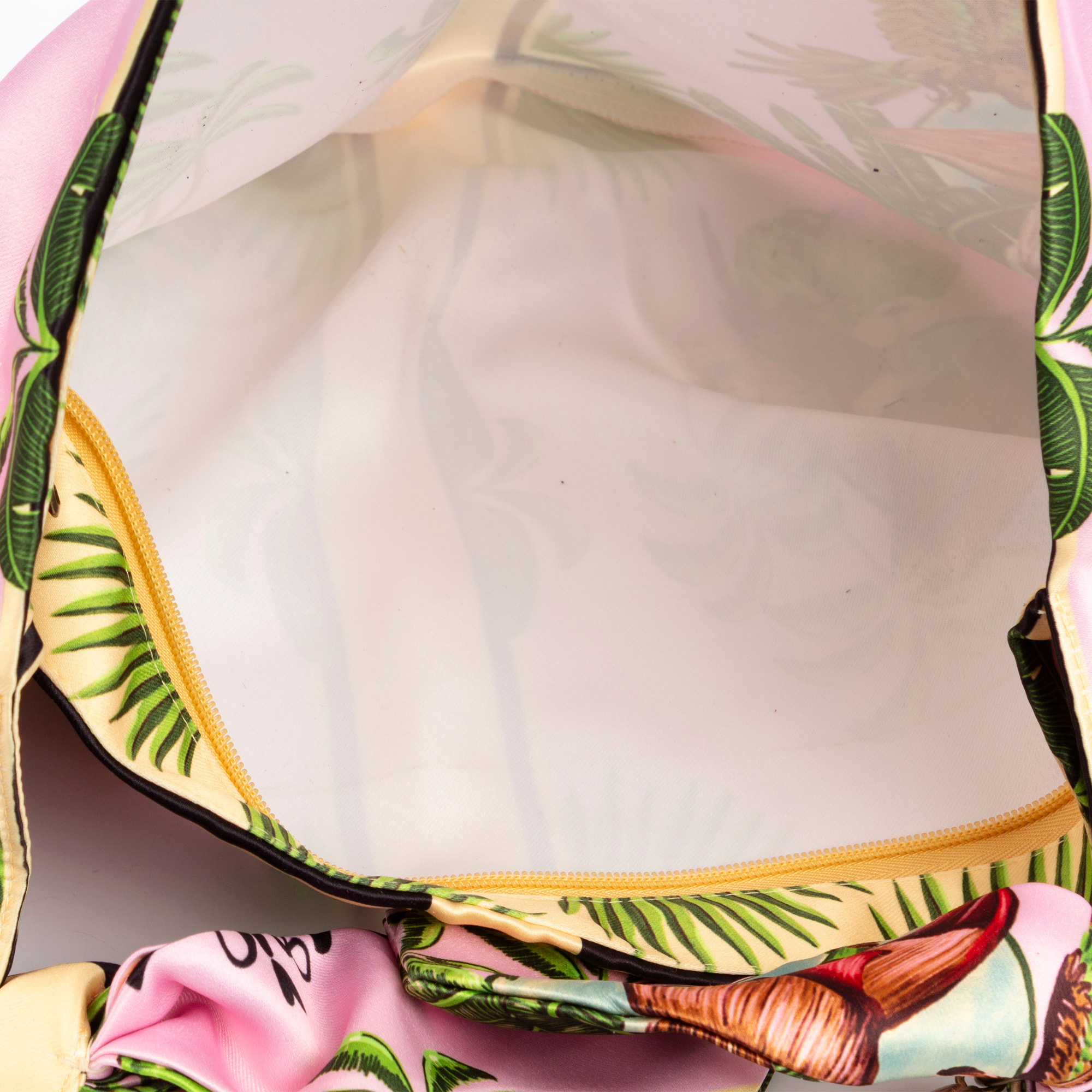 Bereguardo Bolso de hombro Mujer. Fabricado en tejido suave estampado con tintes naturales con asa de madera.