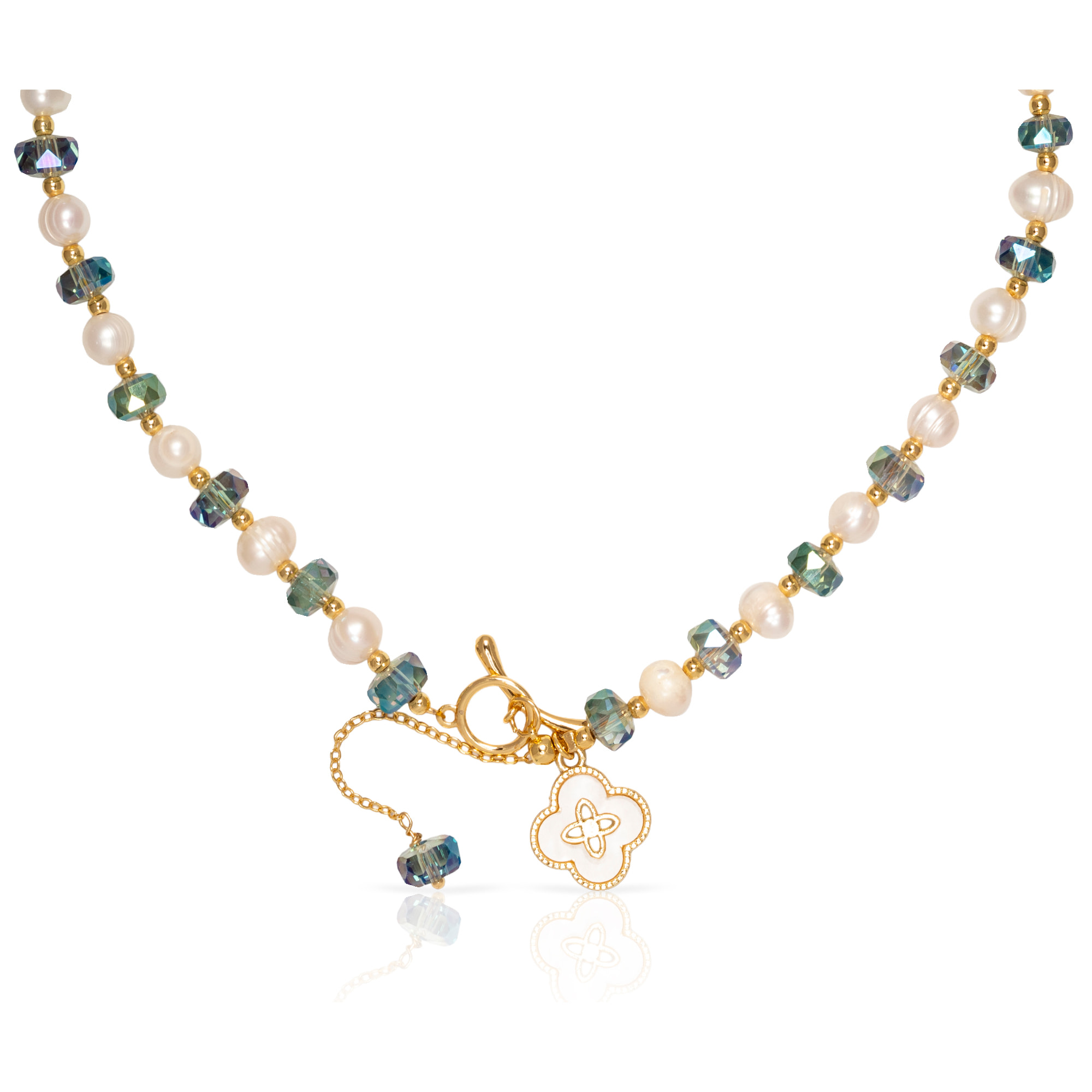Collar con colgante de trébol de cuatro hojas, cuentas de cristal azul y perlas naturales.