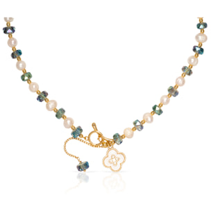 Collar con colgante de trébol de cuatro hojas, cuentas de cristal azul y perlas naturales.