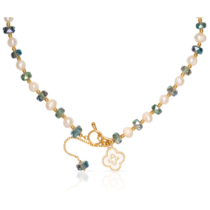 Collar con colgante de trébol de cuatro hojas, cuentas de cristal azul y perlas naturales.