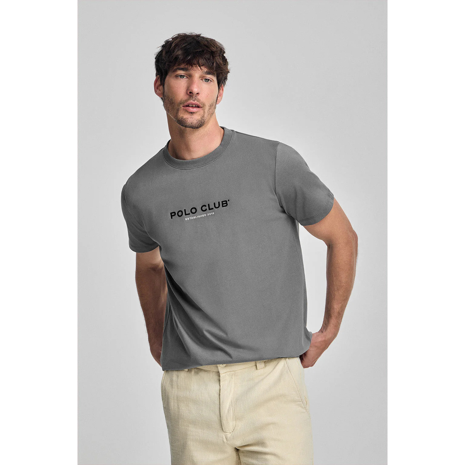 Camiseta gris asfalto de cuello redondo y logo engomado