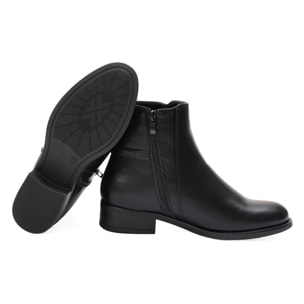 Stivaletti in simil pelle con fibbia dorata