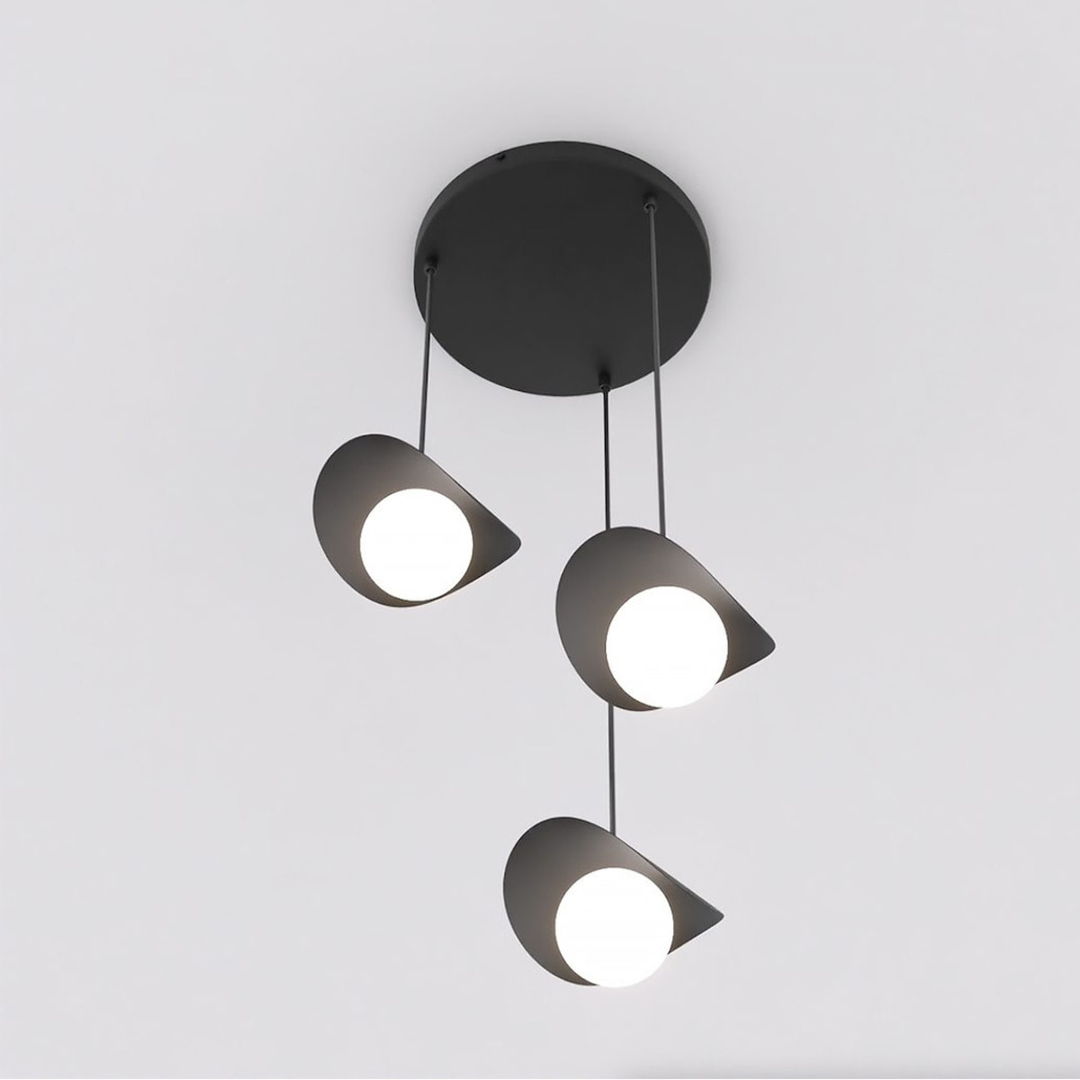 Lampada a sospensione Ritual a tre luci in acciaio nero e vetro