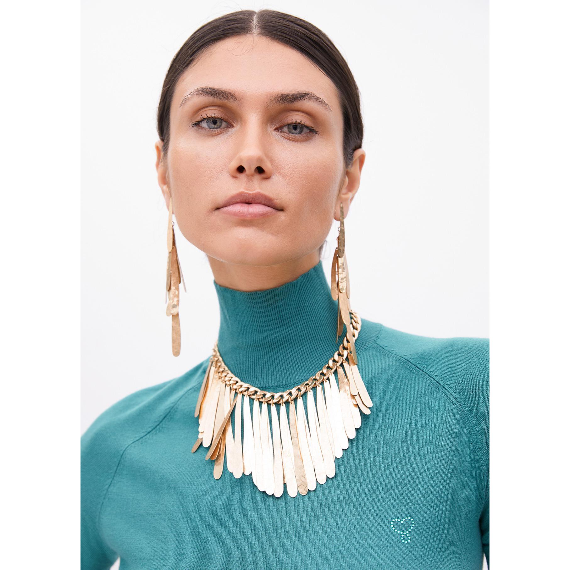 Collana babero con frange metalliche