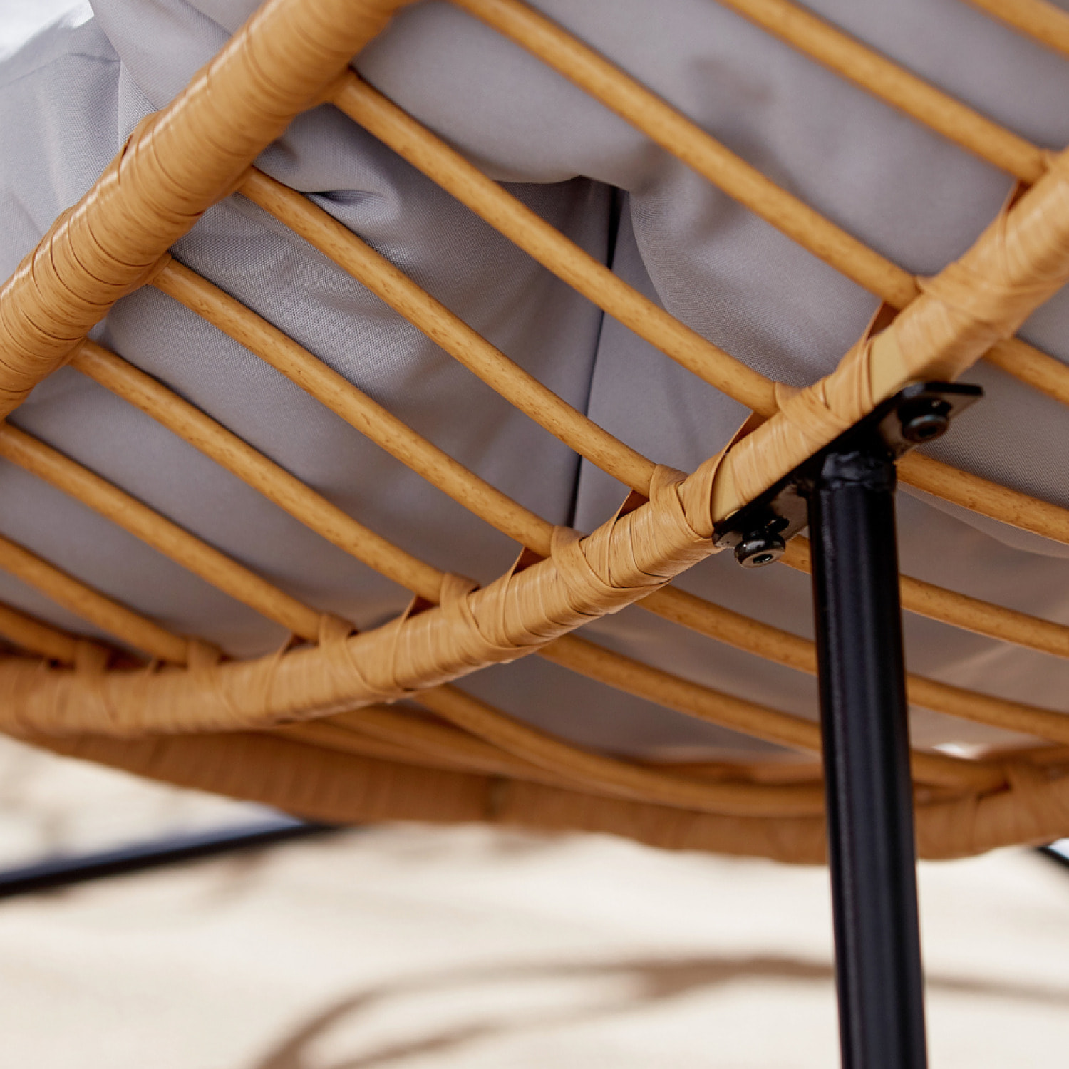 Fauteuil à bascule en résine tressée coussin gris BARCELONA