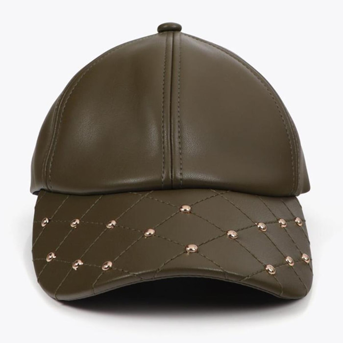 Cappellino effetto pelle con dettagli borchie