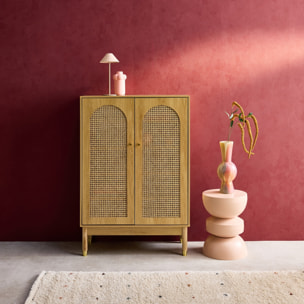 Meuble à chaussures / Petit buffet 2 portes cannage JUDITH. 20 paires de chaussures. 4 étagères. pieds en bois d'hévéa avec caps finition dorée.