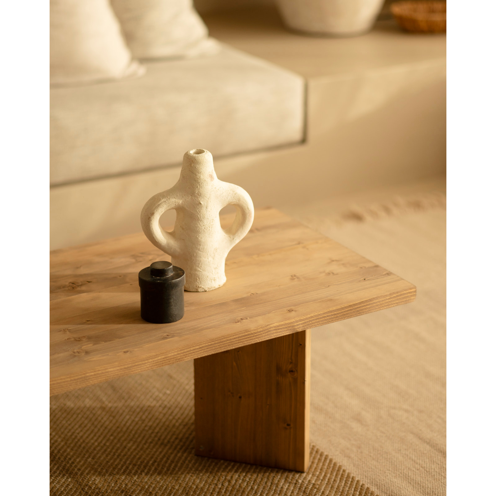 Table basse en bois massif en ton chêne foncé 120x55cm Hauteur: 40 Longueur: 120 Largeur: 55