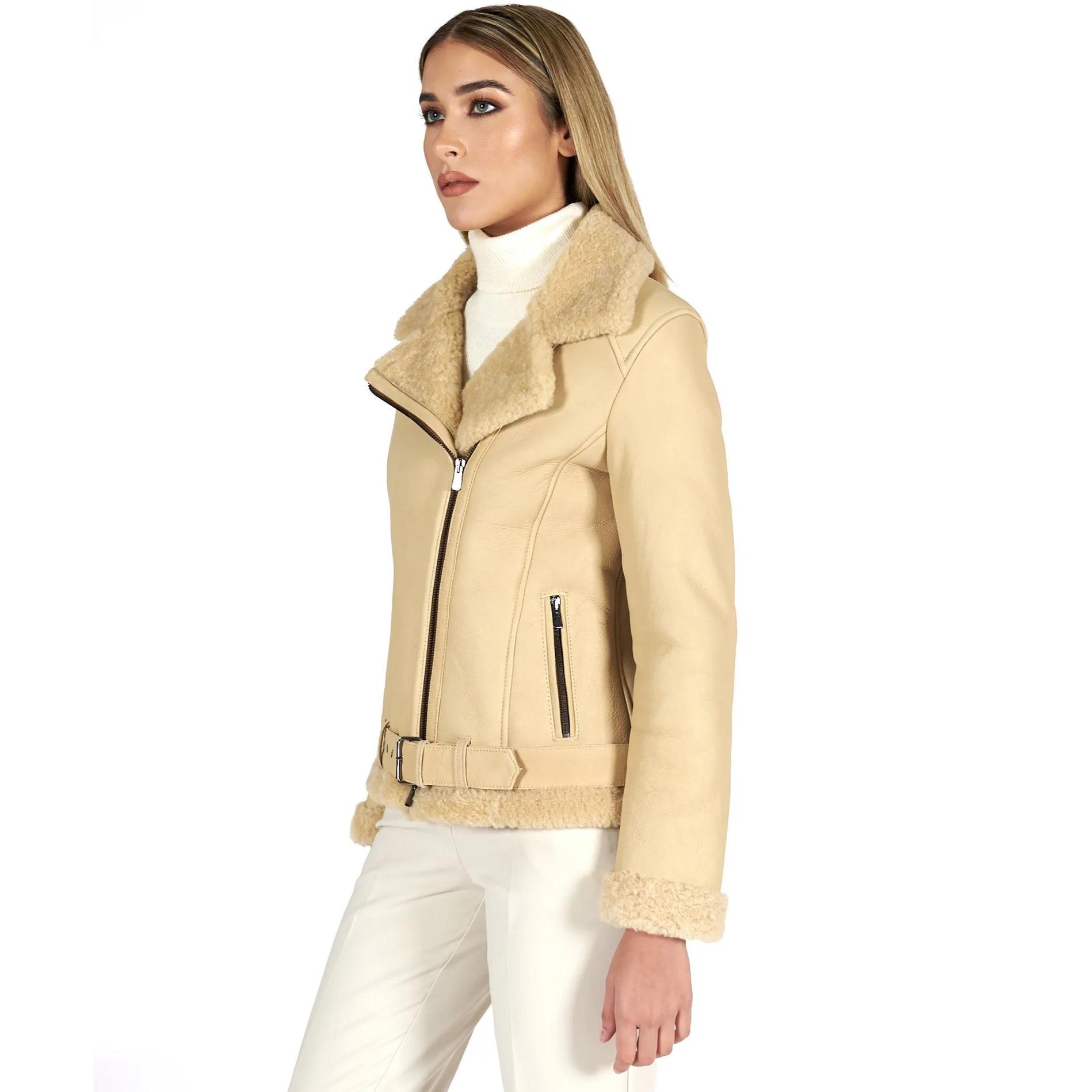 Montone shearling beige con cintura e cerniera trasversale