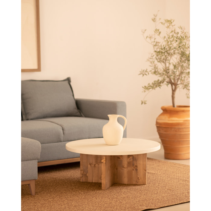 Table basse ronde en microciment de couleur blanc cassé avec des pieds en bois de chêne foncé en différentes tailles