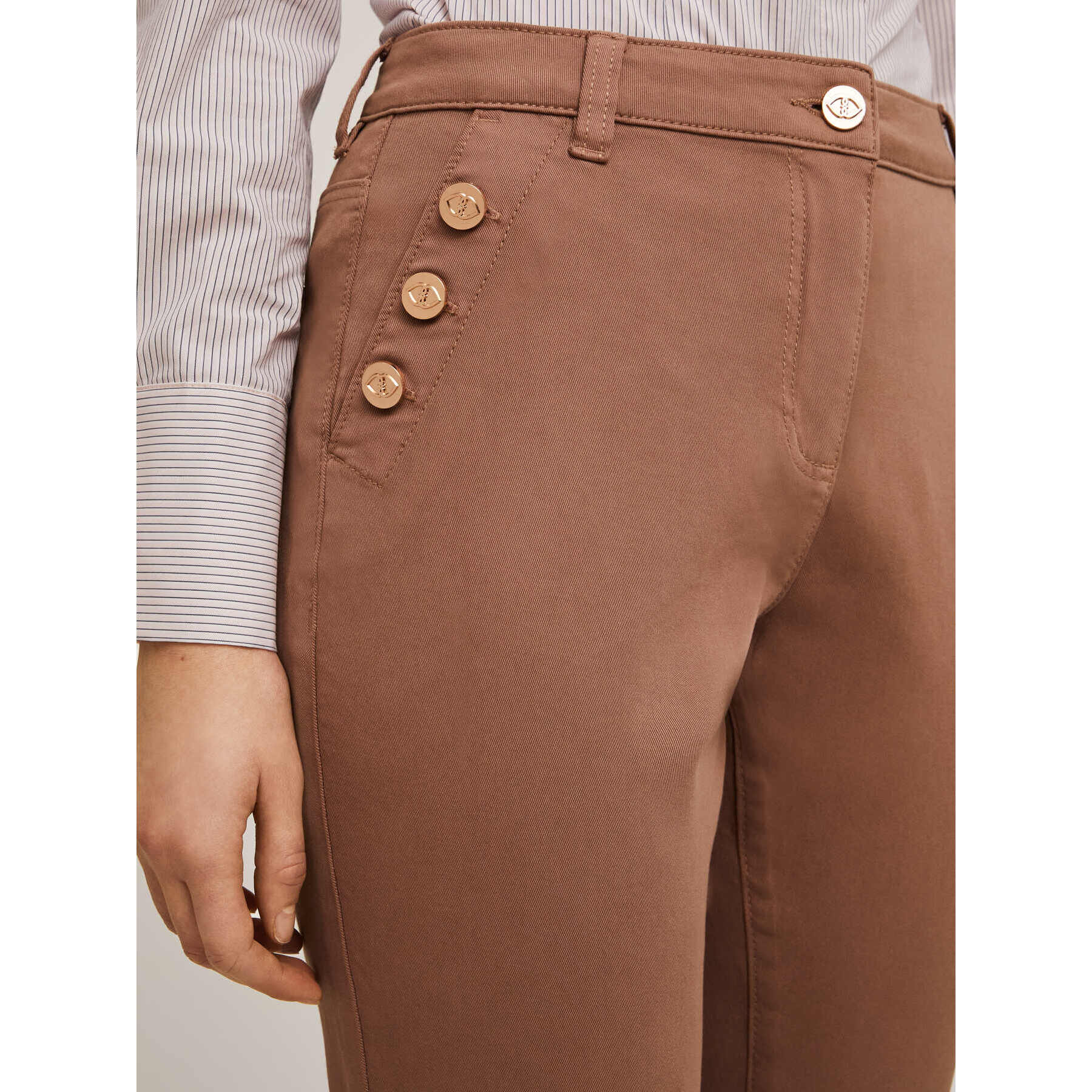 Motivi - Pantalón regular con botones metálicos. - Marrón