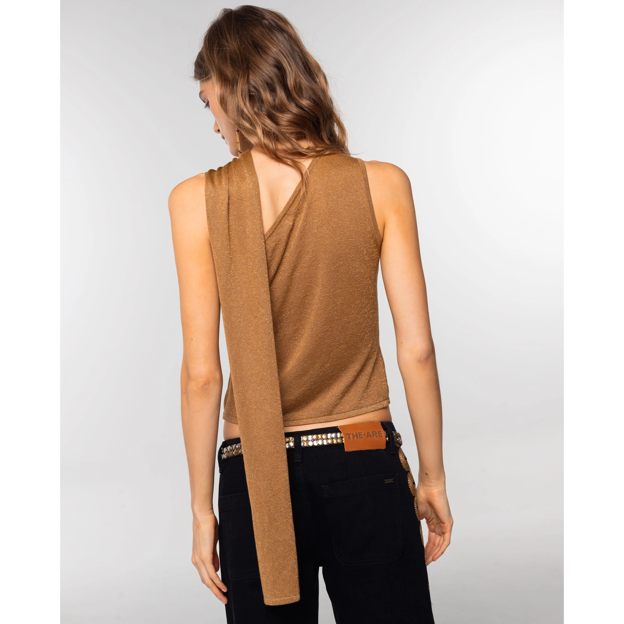 Top de mujer asimétrico con foulard decorativo