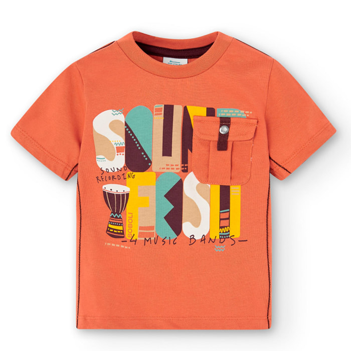 Camiseta en naranja con manga corta y bolsillo