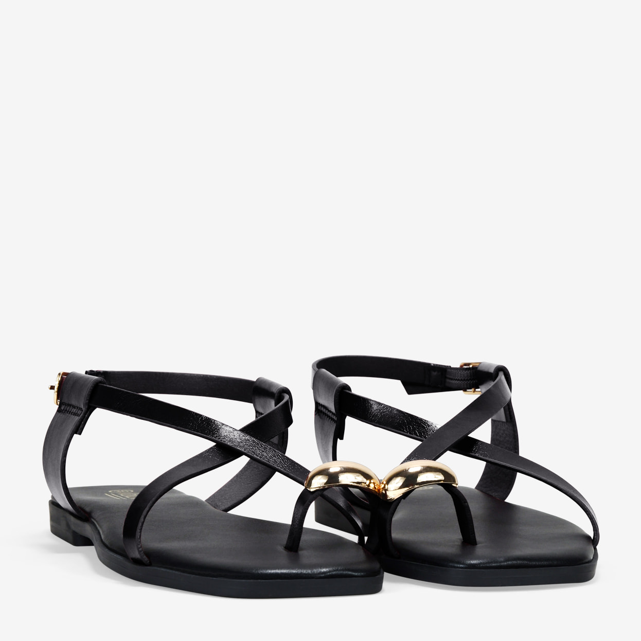 Sandalias planas negras de dedo con anillo