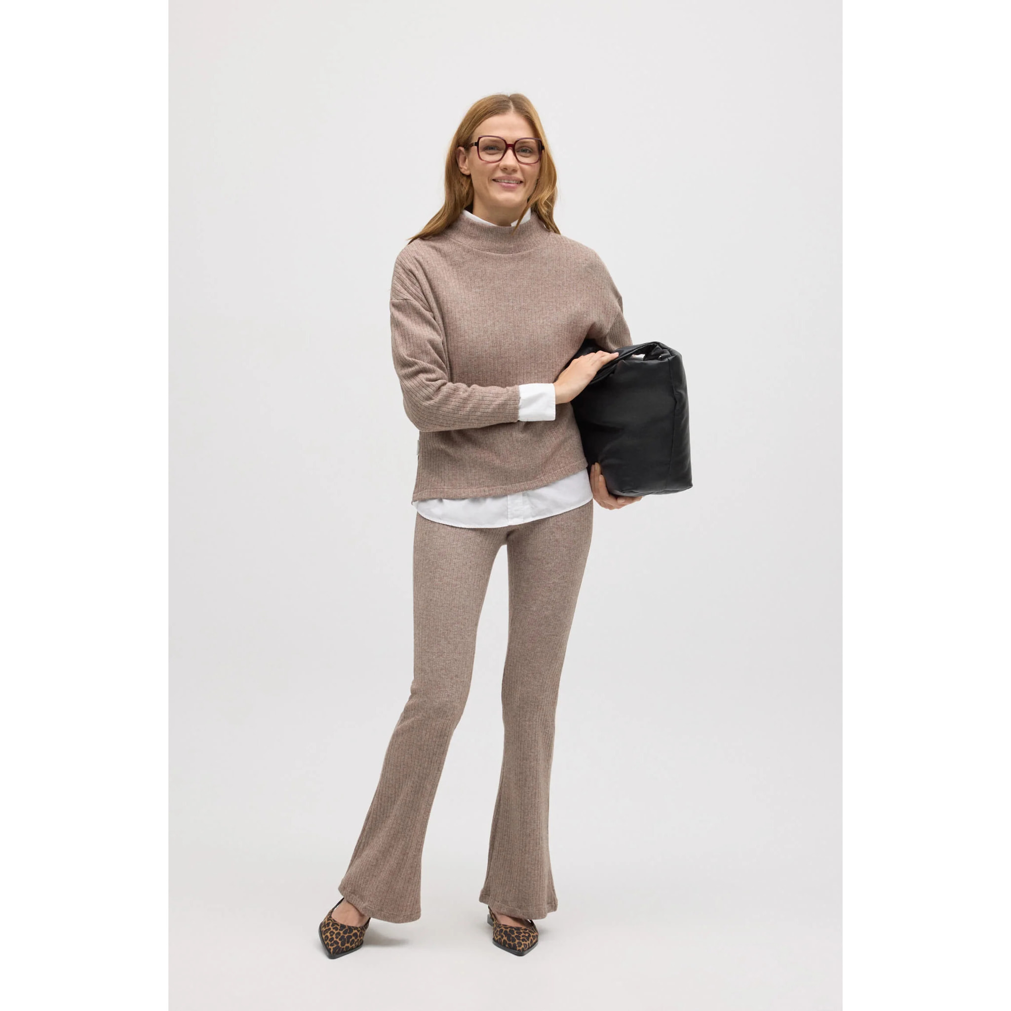 Pantaloni svasati in maglia a coste marroni